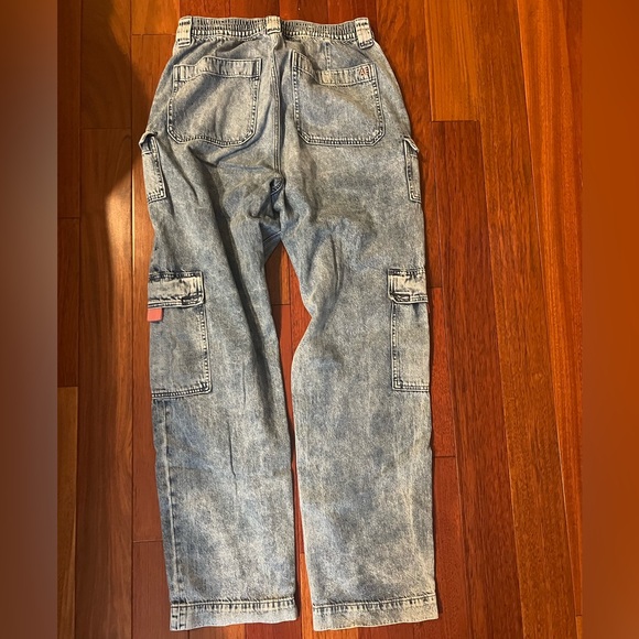 American Eagle Stretch Super High-Waisted Cargo Baggy Wide-Leg Jean - Picture 2 of 2